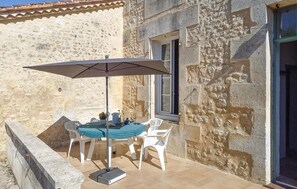 Outdoor dining - Beautiful home in Chadurie (Chadurie)