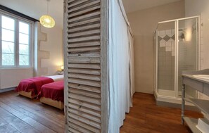 4 bedrooms, travel cot, free WiFi - Beautiful home in Chadurie (Chadurie)