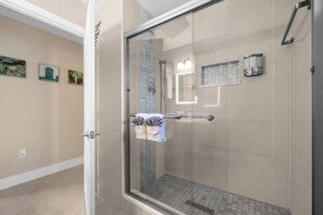 Shower, hair dryer, towels, soap - Spacious 3 bedroom,2 bathroom family home with private pool (Davenport)