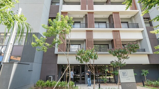 A multi-story building with balconies, a gated entrance, and a sign indicating it is a residential area. - Studio 407 Perdizes 900m Allianz Parque c Academia (São Paulo)