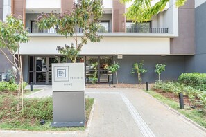 A modern building with a sign that reads "ESSENTIAL PERDIZES HOME". - Studio 407 Perdizes 900m Allianz Parque c Academia (São Paulo)