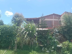 Property grounds - Cabaña Renacer (cozy place, garden, nature, rustic, handmade, vintage) (Santa Cruz de la Sierra)