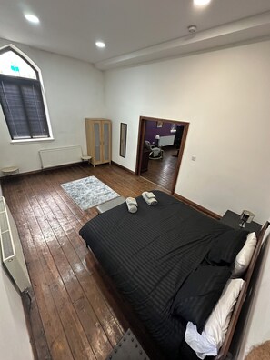 7 bedrooms, WiFi, bed sheets - Luxury Converted Church (Droylsden)