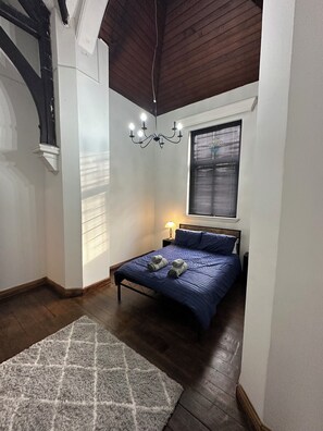 7 عدّة غرف نوم وواي فاي وملاءات أسرّة