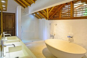 Shower, hair dryer, towels - Luxury Villa 50m from Playa Coson (Las Terrenas)