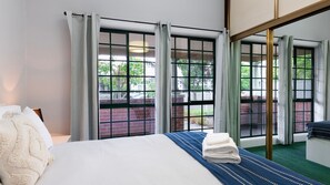 3 bedrooms, desk, free WiFi, bed sheets