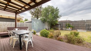 Outdoor dining - Maple House of Period Charm (Coburg)