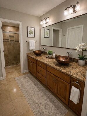 Shower, towels, soap, shampoo - Cornerstone Hilltop Retreat (Inverness)
