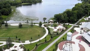 Ein Park mit einem See, Spazierwegen, einem Gazebo und einem Wasserturm.