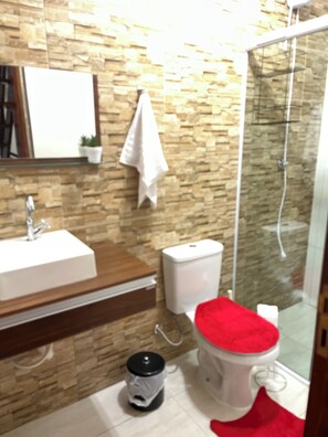 Een douche, handdoeken