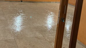 Un espace intérieur doté d’un sol carrelé et de murs orange.