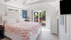 Une chambre avec un grand lit, une fenêtre et une vue sur l’extérieur.