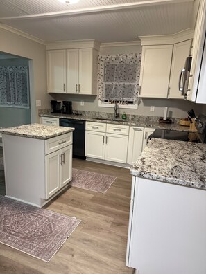 Private kitchen - Charming Whole Home in Aiken's Horse Country (Aiken)
