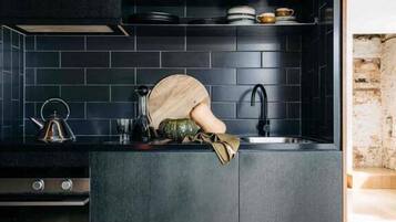 Réfrigérateur, micro-ondes, four, plaque de cuisson