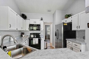 Jääkaappi, mikroaaltouuni, uuni, liesi