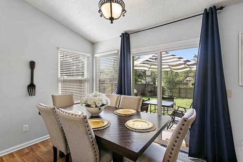 Tranquil 2 bdr home - lake view, grill, playground