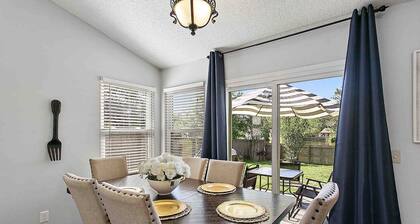 Tranquil 2 bdr home - lake view, grill, playground