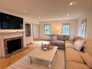 Smart TV - Elegant Coastal Retreat with Ocean Views Near Mill Pond (Orleans)