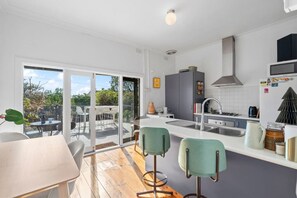 Microwave, oven, stovetop, dishwasher - Stylish Northcote Retreat - walk to cafes (Northcote)