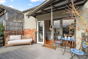 Outdoor dining - Stylish Northcote Retreat - walk to cafes (Northcote)