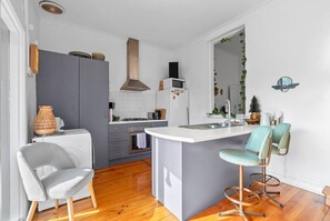 Microwave, oven, stovetop, dishwasher - Stylish Northcote Retreat - walk to cafes (Northcote)