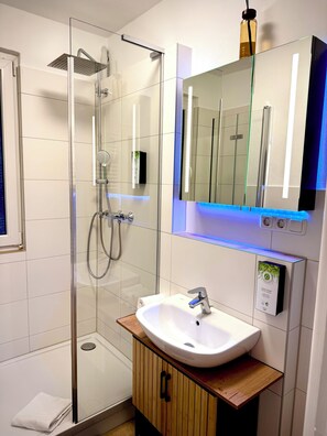 Een douche, een haardroger, handdoeken, zeep