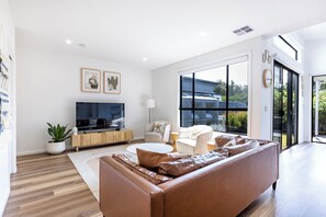 TV - East Side Sands - 500m to Beach - EV Charger (Culburra Beach)