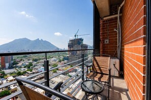 A balcony with a view of a cityscape and mountains. - ¡A pasos de Barrio Antiguo! Cama King + Parking (Monterrey)