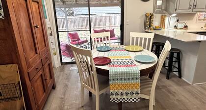 N ICT home- 5 min to Gilley’s, 5-bd, 3 ba in safe area. Pet friendly. Renovated!