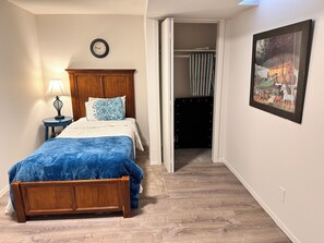 5 habitaciones, tabla de planchar con plancha, wifi y ropa de cama 