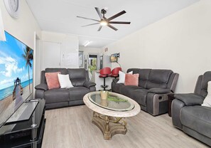 TV, offices - Reddall Waterside Stay (Lake Illawarra)