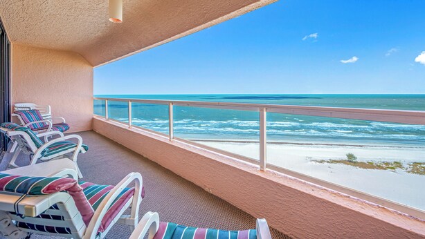 Un balcone con poltrone da relax e vista sull'oceano.