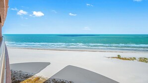 Vista sulla spiaggia, con cielo sereno e acque calme.