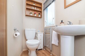 Een douche, een haardroger, handdoeken, shampoo