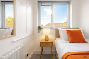 3 Schlafzimmer, Schreibtisch, Bügeleisen/Bügelbrett, Reisekinderbett