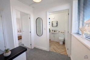 Hair dryer, towels, soap, shampoo - 3-Bed - Sleeps 5 - Free Driveway Parking - Van Friendly - Close to Leeds City (Leeds)