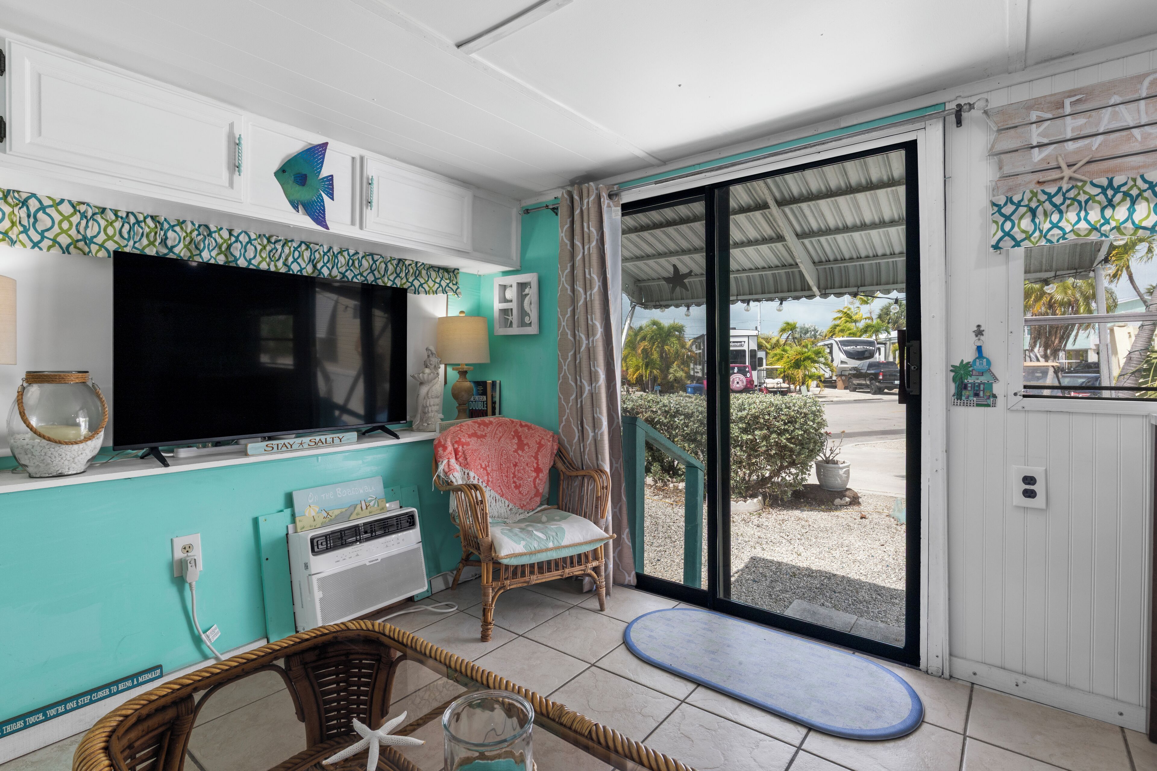 Smart TV, mesa de pingue-pongue, livros