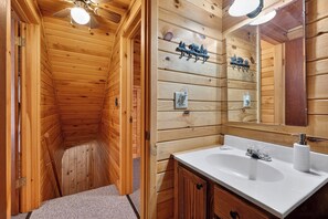 Shower - Cozy Pines on Diamond Lake (Cable)