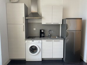 Fridge, microwave, cookware/dishes/utensils - Studio Héliopolis E 1 - 2 people (AGDE)