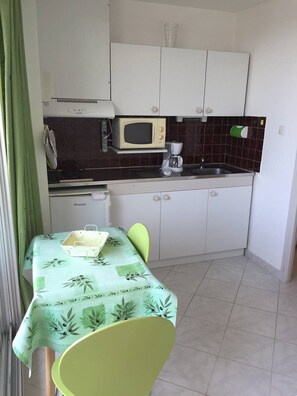 Kühlschrank, Mikrowelle, Kochgeschirr/Geschirr/Besteck