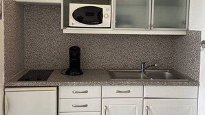 冷蔵庫、電子レンジ、調理器具と食器