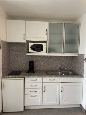 Fridge, microwave, cookware/dishes/utensils - Studio Héliopolis E 21 - 2 people (AGDE)