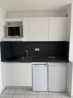 Fridge, microwave, dishwasher, cookware/dishes/utensils - Studio Héliopolis E 23 - 2 people (AGDE)