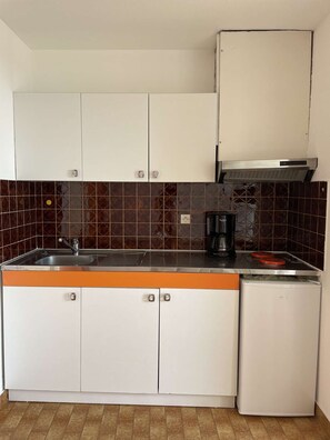 Fridge, microwave, cookware/dishes/utensils - Studio Héliopolis E 37 - 2 people (AGDE)