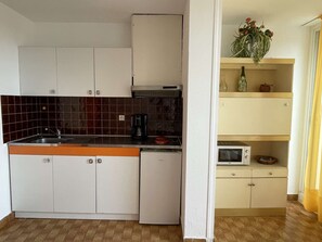 Fridge, microwave, cookware/dishes/utensils - Studio Héliopolis E 37 - 2 people (AGDE)