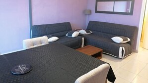 A room with two sofas, a small table, and a lamp. - Apartment Héliopolis E 78 - 4 people (AGDE)