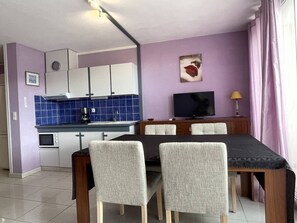 Fridge, microwave, cookware/dishes/utensils - Apartment Héliopolis E 78 - 4 people (AGDE)