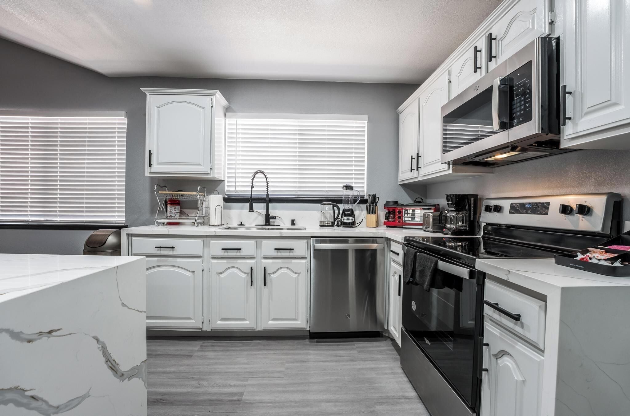 Frigorífico, microondas, placa de cocina y cafetera o tetera