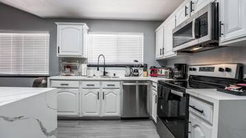 Frigorífico, microondas, placa de cocina y cafetera o tetera