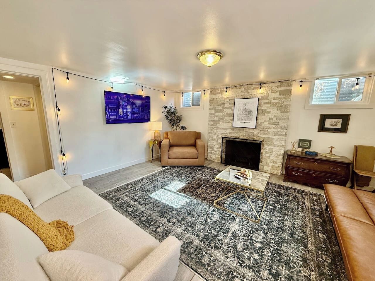 Smart-tv, een open haard en boeken